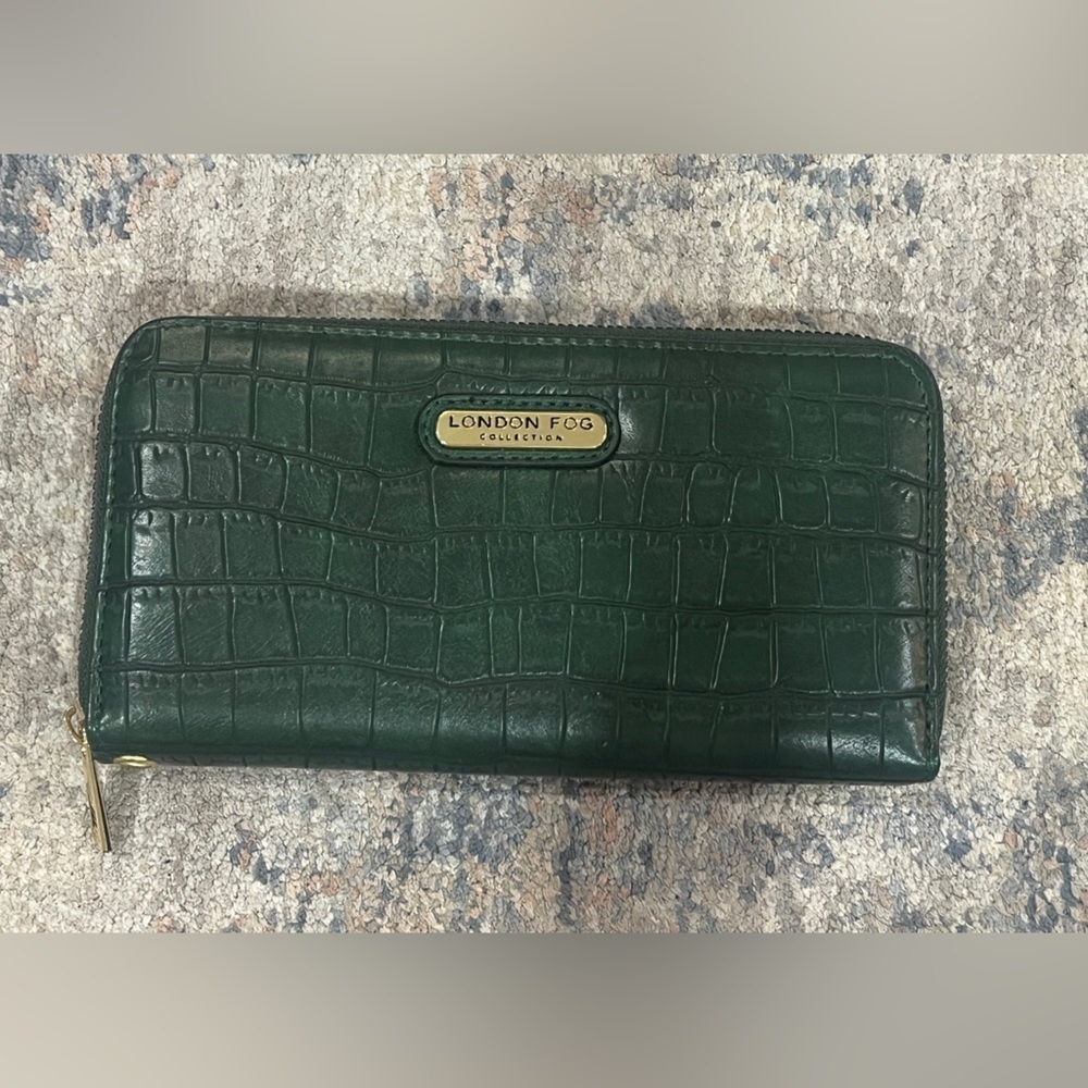 London Fog Dark Green Croc Embossed Wallet